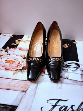 Salvatore Ferragamo Blk Patent Leather Gold Tone Vamp Gancini Logo Chain Pumps